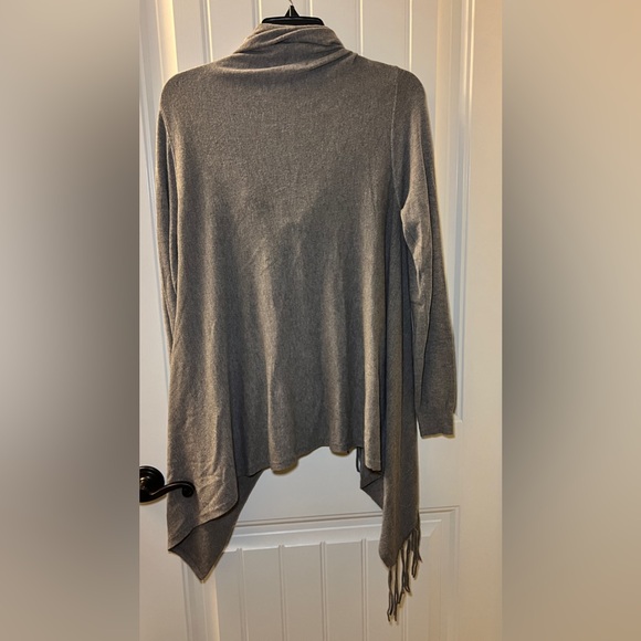 LOVE STITCH Carys Fringed Sweater Cozy Shawl Wrap Size Medium Gray NWT - Picture 2 of 12